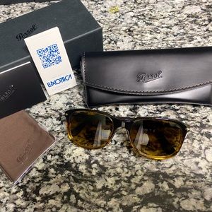 100% authentic and original Persol PO3191S 102651 sunglasses. Made in Italy